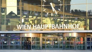 Ein 40-Jähriger wurde unter einem Vorwand plötzlich von vier Verdächtigen mit einer Glasflasche ...