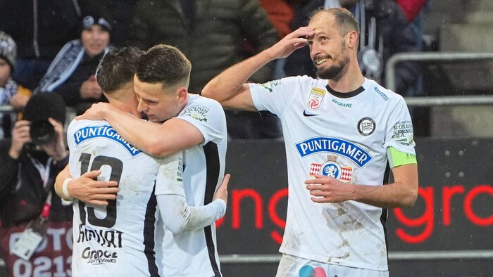 Jon Gorenc Stankovic (re.) ist ein stiller Anführer bei den Schwarzen.