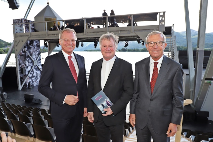 Die Landeshauptleute Thomas Stelzer (li.) und Wilfried Haslauer (re.) adelten samt Bischof ...