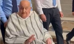 Mit Poncho und schwarzer Hose besuchte Franziskus den Petersdom. Augenzeugen trauten zunächst ...