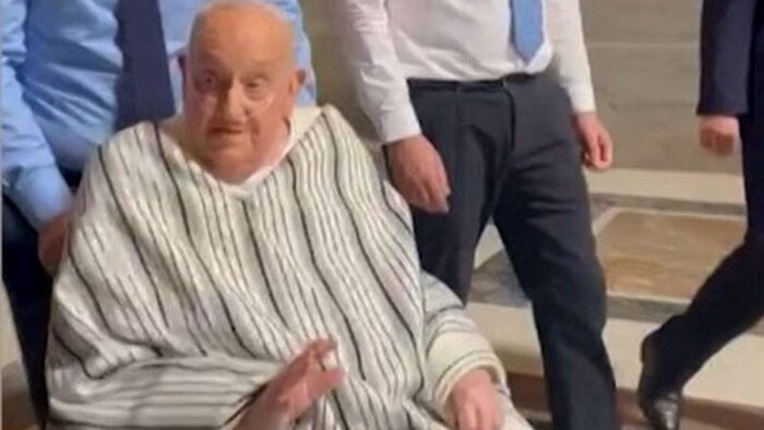 Mit Poncho und schwarzer Hose besuchte Franziskus den Petersdom.