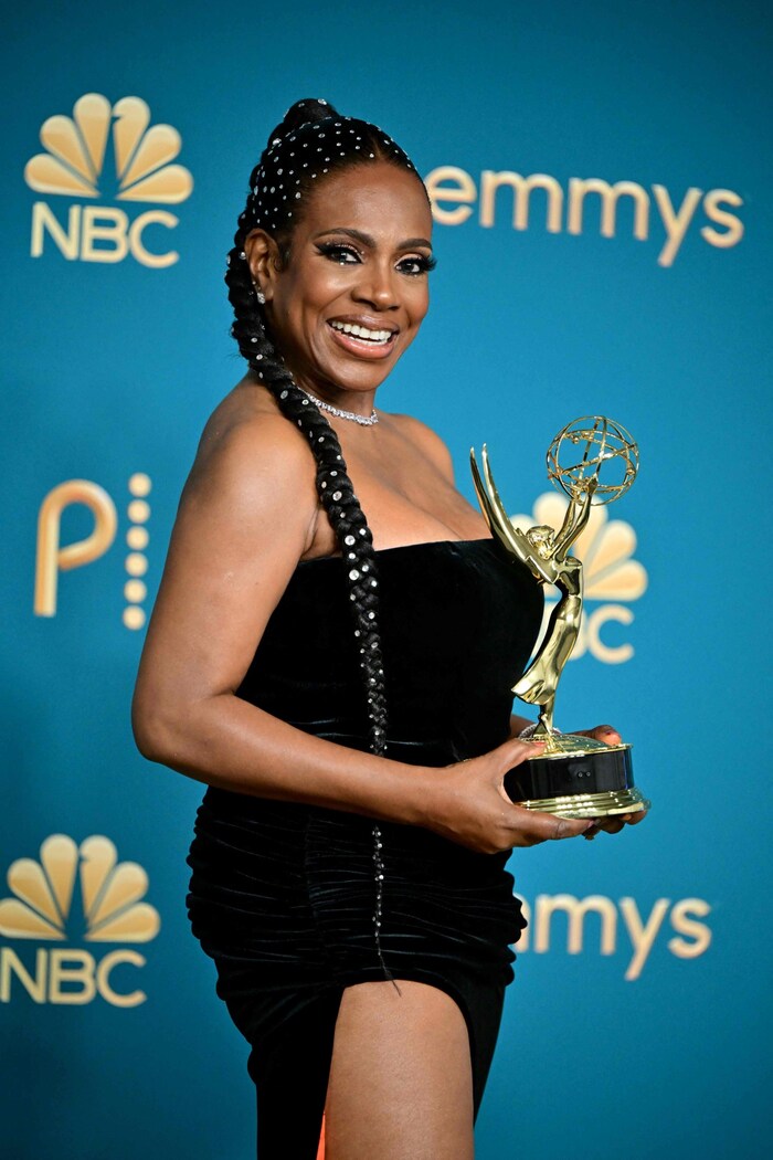 Ralph 2022 mit ihrem Emmy als beste Nebendarstellerin in der Serie „Abbott Elementary“