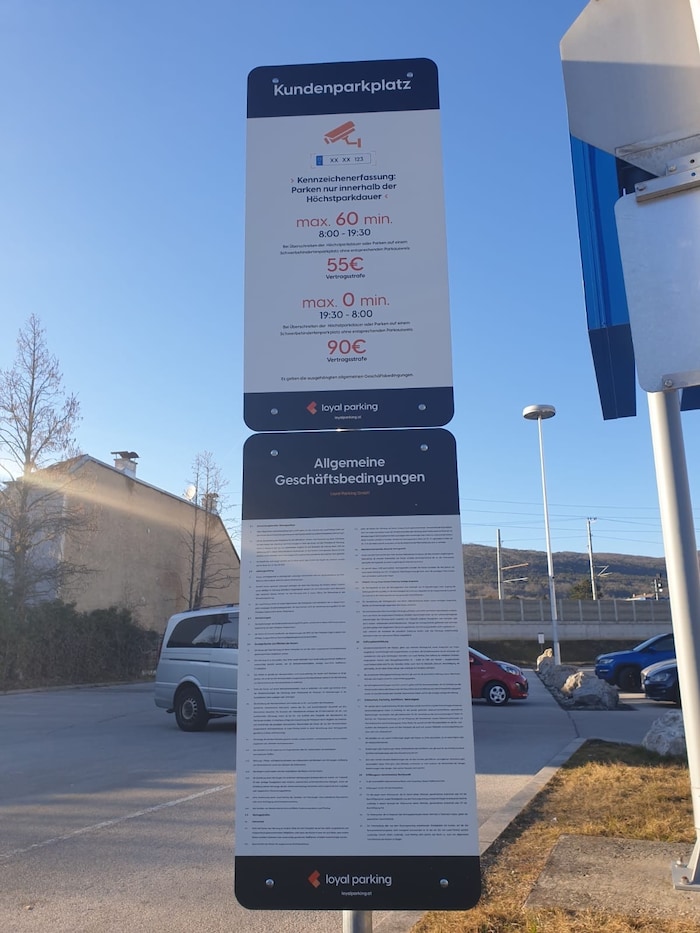 Auf diesem Schild finden sich die Vertragsbedingungen des Parkplatzes.