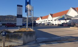 Der Tedi Parkplatz auf dem Frau S. trotz Geschäftsbesuch zahlen musste.
