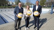 Vizebürgermeisterin Emmerling mit Bäder-Chef Teubenbacher (links) und dem Simmeringer ...