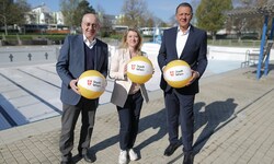 Vizebürgermeisterin Emmerling mit Bäder-Chef Teubenbacher (links) und dem Simmeringer ...