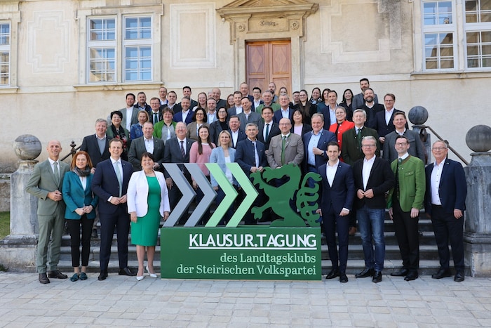 Ein „Familienfoto“ nannte Klubobmann Schnitzer den Schnappschuss vor dem Stift