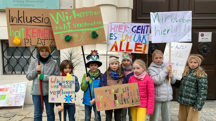 Die Kinder wollen ihre Schule nicht verlassen.