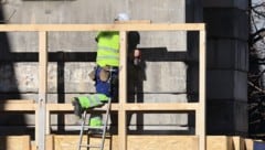 Ähnlich wie auf diesem Symbolfoto dürfte der Arbeiter seinen Hammer am Gürtel getragen haben. 