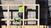Ähnlich wie auf diesem Symbolfoto dürfte der Arbeiter seinen Hammer am Gürtel getragen haben. 