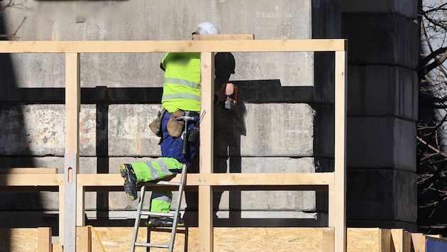 Ähnlich wie auf diesem Symbolfoto dürfte der Arbeiter seinen Hammer am Gürtel getragen haben.