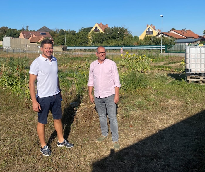 Markus Leitner und Bürgermeister Hannes Hornek in der Steinfeldsiedlung.