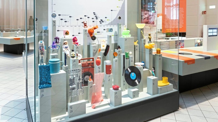 Die Ausstellung „Materialwelten“ lädt Besucher dazu ein, in die faszinierende Welt der Stoffe ...