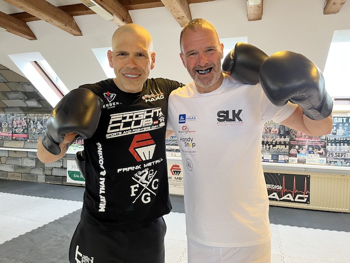 Coach Martin Haag bereitet Mario Haas auf dessen Kampf vor.