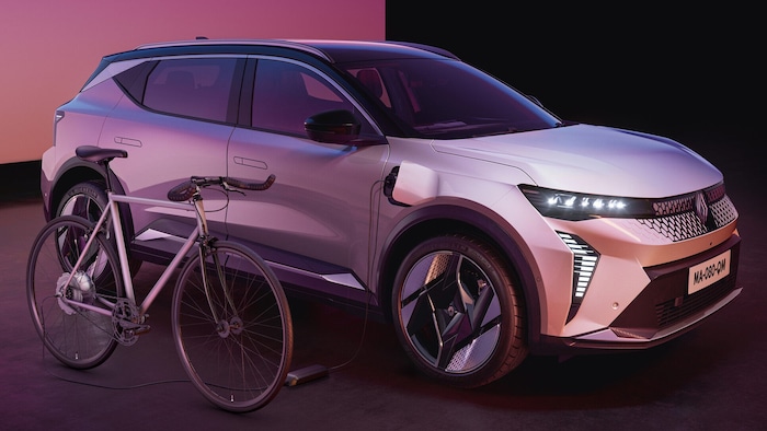 Der Scenic kann künftig serienmäßig bidirektional laden. Zur Versorgung z.B. eines E-Bikes ...