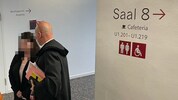 Anwalt Andreas Schweitzer und seine junge Mandantin, die sich schuldig bekannte.