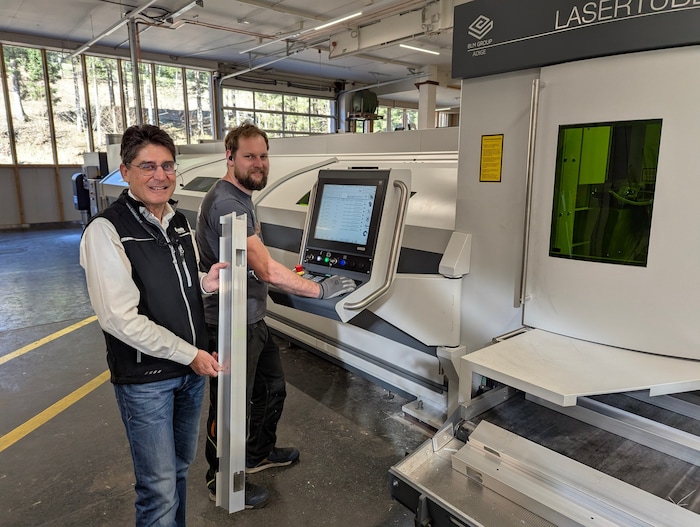 Produktionsleiter Günther Aigner mit einem Mitarbeiter beim neuen Laser.