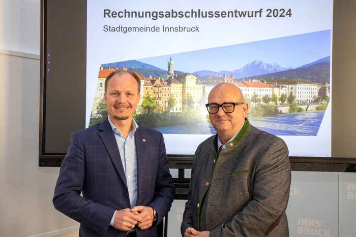 Dank Budgetstrenge 8,4 Millionen Euro Plus: BM Johannes Anzengruber (li.) und Finanzdirektor ...