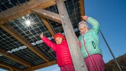 PV-Anlage auf Sandkiste – Schattenspender und Stromlieferant.