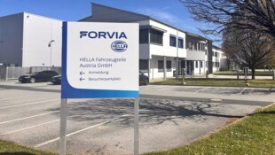 Angekündigter Stellenabbau. Weil die Montage am Standort Großpetersdorf geschlossen wird, verlieren 225 Mitarbeiter der Firma Hella bis zur zweiten Hälfte 2027 ihren Job. (Bild: Carina Fenz)