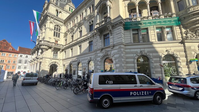 Einsatzkräfte durchkämmten das Rathaus