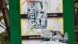 Abgekratzte Aufkleber mit NS-Propaganda auf einer Hundesackerl-Box in Lend.