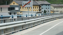 Hier, auf der Arzhofbrücke in Lend, schlugen die selbst ernannten „Pedo Hunter“ brutal auf ihre ...