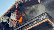 Das Feuer brach auf einem Holzbalkon unterm Dach aus. 