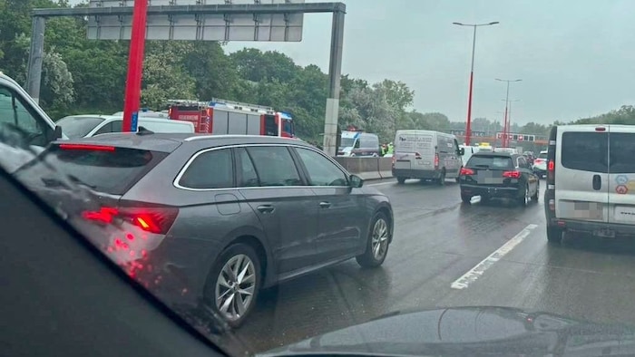 Während der Protestaktion wurden Autos auf der Gegenfahrbahn geknipst, die zu langsam unterwegs ...