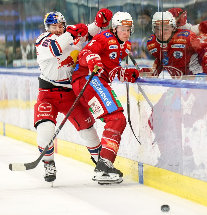 Salzburg (li. Kraus) bezwang den KAC erneut. 