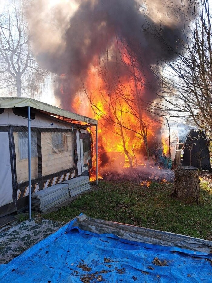 Der Wind hatte das Feuer entfacht – zwei Wohnwägen brannten lichterloh.