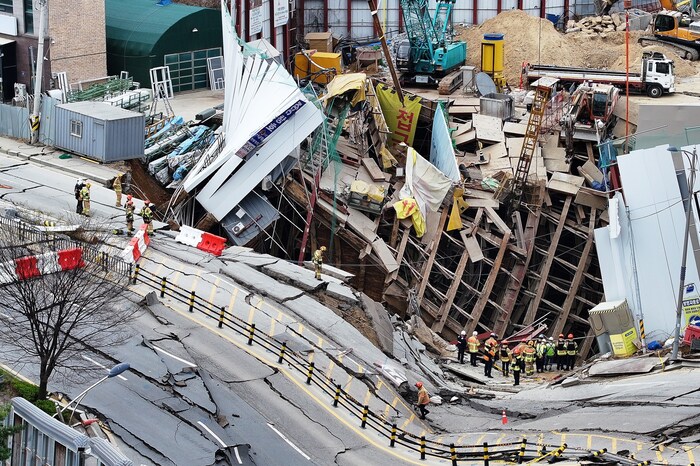 Durch den Einsturz sackte die darüberliegende Straße ab, wie Fotos der Unfallstelle zeigen.