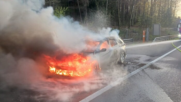 Dichter Rauch drang aus dem Wagen.