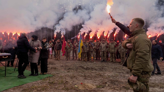 Sie sind die ersten, die auf einen baldigen Waffenstillstand hoffen: ukrainische Truppen bei einer Trauerfeier für gefallene Kameraden 
