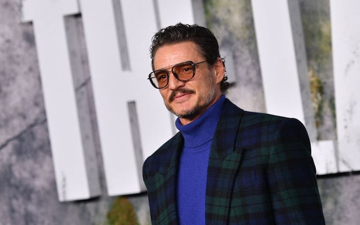Pedro Pascal spielt auch in der zweiten Staffel Joel, der mit der pubertierenden Ellie zu ...