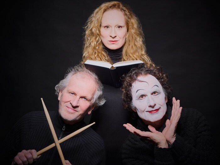 Cassandra Rühmling mit Musiker Robert Kainar und Pantomime-Künstler Roman Maria Müller