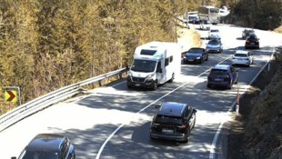 Auf der Fernpassstraße herrschte Samstagmittag stellenweise dichter Verkehr. (Bild: Land Tirol (Webcam), Krone KREATIV)