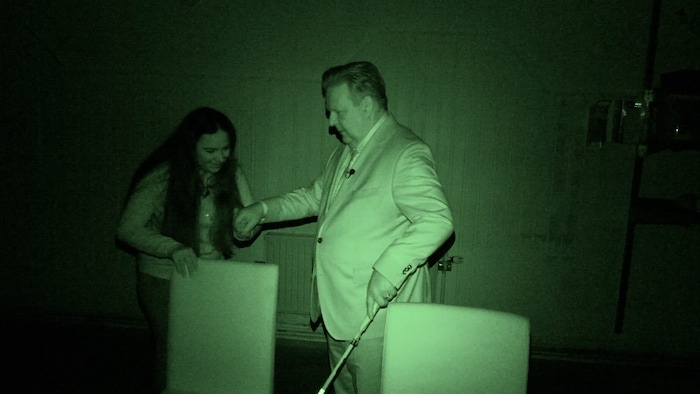 Ludwig allowed himself to be guided through the darkness for the "Krone" newspaper.