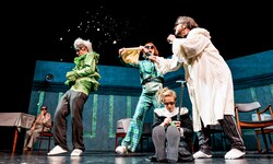 „Immer noch hier“ am Schauspielhaus Graz: Harpagon (Mario Lopatta), die Pflegerin Sonja (Anna ...
