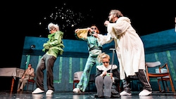 „Immer noch hier“ am Schauspielhaus Graz: Harpagon (Mario Lopatta), die Pflegerin Sonja (Anna ...