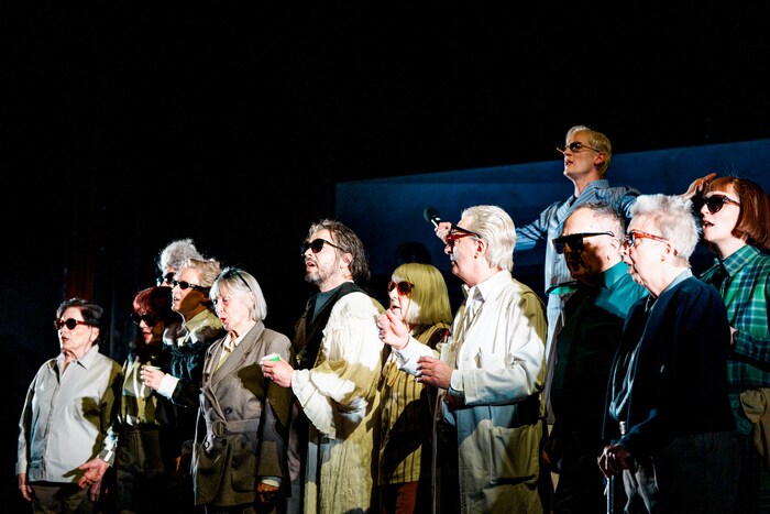 Das Ensemble und der tolle Chor der „Expert:innen des Alltags“