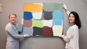 Julia Flunger-Schulz (li.) und Maria-Katharina Thiery-Schroll platzieren ein erstes Kunstwerk im ...