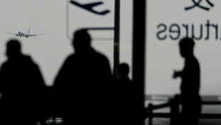 Ein Passagierflugzeug von Air China setzt während der Sturmwarnungen am Flughafen Beijing ...