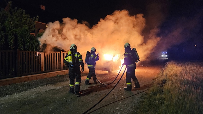 Ein Auto flog durch eine seiner Bomben in die Luft. 