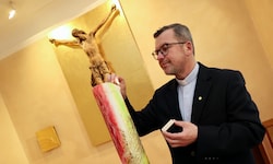 Weihbischof Johannes Freitag zündet die Kerze der Hoffnung an.