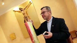 Weihbischof Johannes Freitag zündet die Kerze der Hoffnung an.