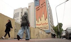 Ein Hochhaus in Teheran. „Nieder mit den USA“, steht auf der Fassade geschrieben.