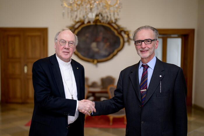 Handschlag für die Umwelt – Bischof Alois Schwarz und „Austria“- Obmann Macher.