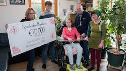 70.000 Euro übergaben die Pfadfinder aus Gföhl mit selbst gestaltetem Scheck an die Eltern. Für ...