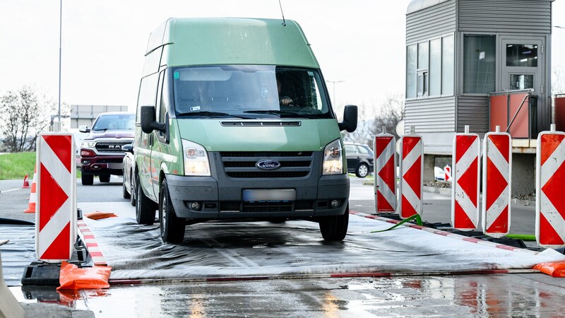 Kontrollen bei der Einreise am Grenzübergang Klingenbach im Burgenland. (Bild: APA/MAX SLOVENCIK)